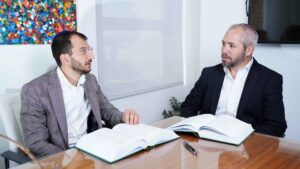 עורך דין בירושלים בפגישת ייעוץ- כרמי רונן עו"ד ומגשר