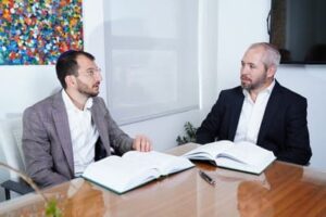 עורך הדין כרמי רונן ביחד יושב בחדר הישיבות אצלו במשרד ביחד עם שמעון המתמחה שלו